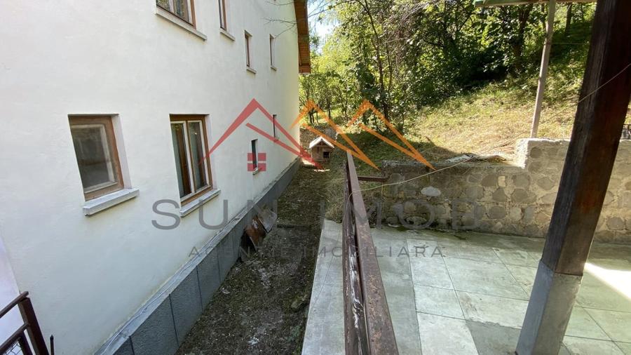 Vila de vanzare, teren 3100 mp, 7 camere, 6 grupuri sanitare, 3 CT, an 1997 - 8