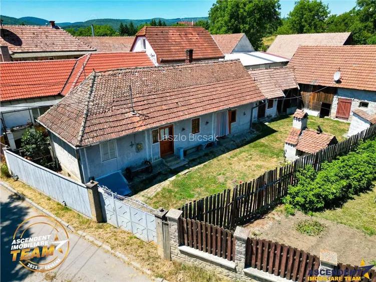 Casa traditionala din lemn, cu sura din piatra, Arcus, Covasna. Casa traditionala din lemn, cu sura din piatra, Arcus, Covasna.