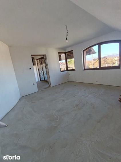 Casă cu 5 camere cu Teren 2305 Mp în Recea