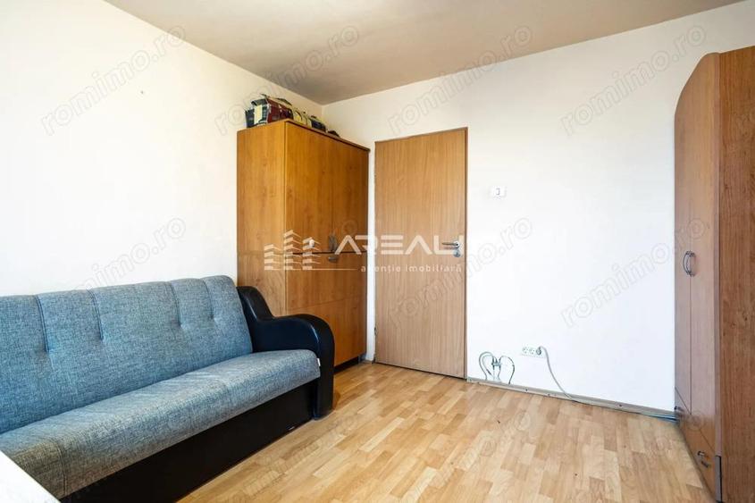 De inchiriat -Apartament 3 camere, decomandat, zona centrala - 16