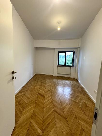 Apartament cu 3 camere semidecomandat în Amzei