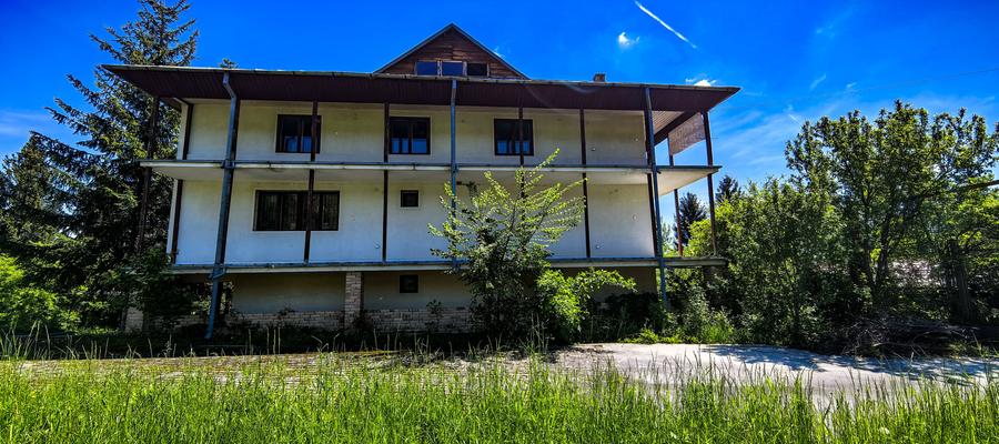 Complex imobiliar format din 2 Vile si un teren generos de 3659Mp - 4