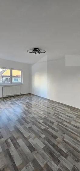 Apartament 3 camere, 2 bai complet renovat, etaj 1, semicentral - 1