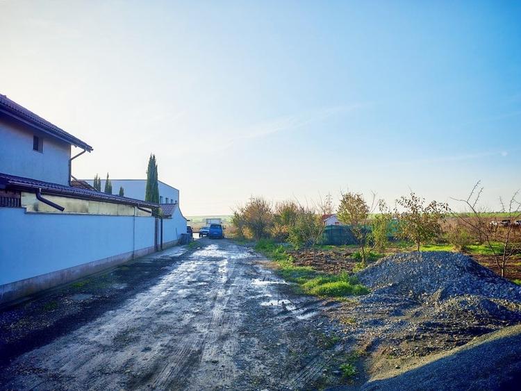 Teren langa case cu dubla deschidere si utilitati aproape - 9