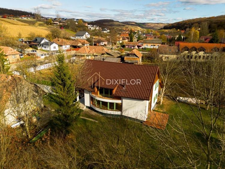 Casă impresionantă lângă natură la câteva minute de oraș - 11