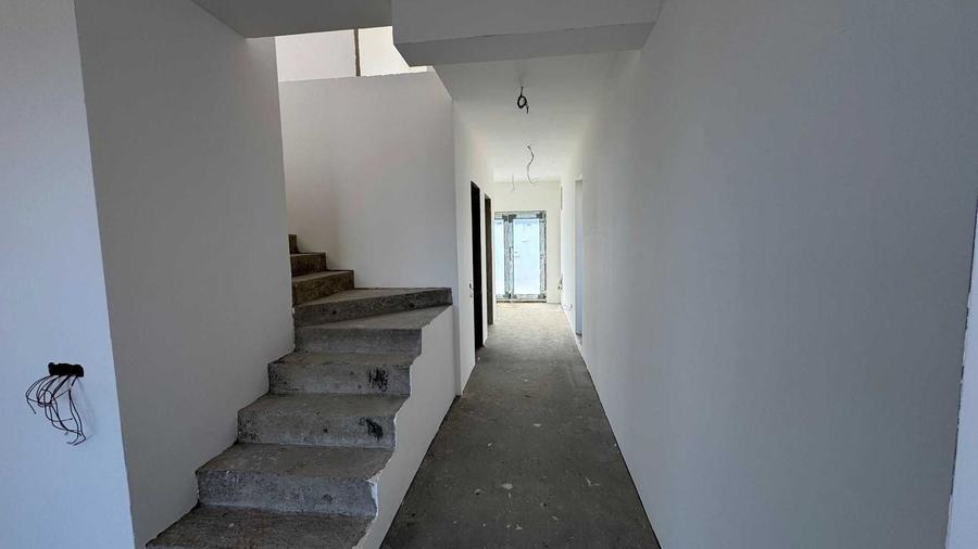 Casă cu 4 camere în Exterior Vest
