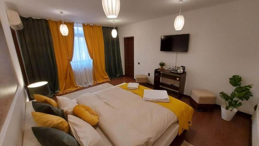 Casă individuală cu 7 camere cu Canalizare în Grozăvești