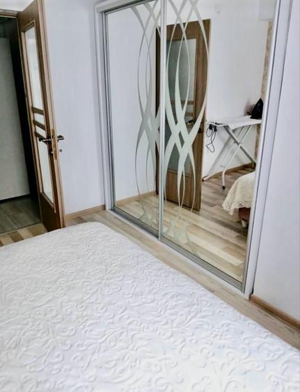 Vand apartament 3 camere in zona tractoru - 2