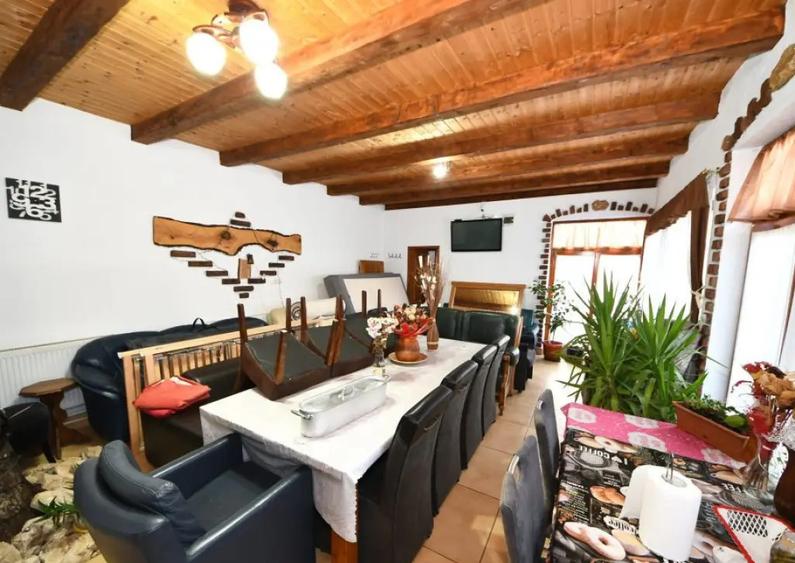 De vanzare casa cu 3 apartamente + anexa 75 mp, Comision 0% - 8