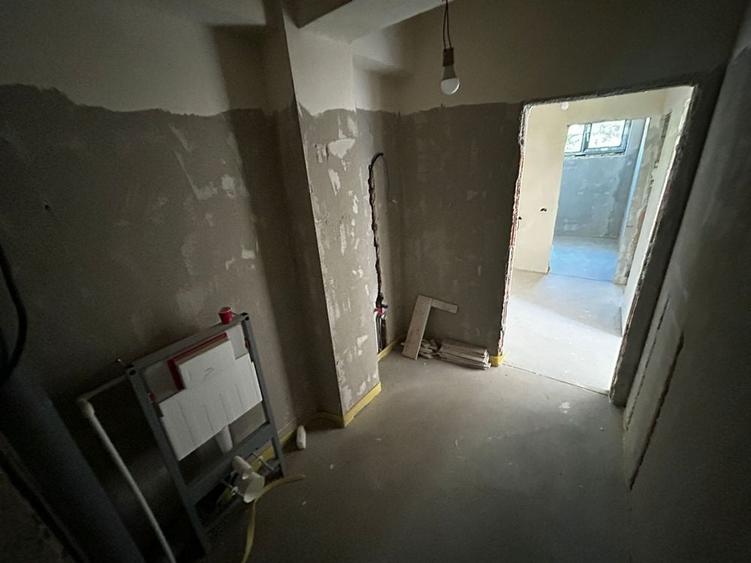Apartament cu 3 camere semidecomandat în Ștefan cel Mare