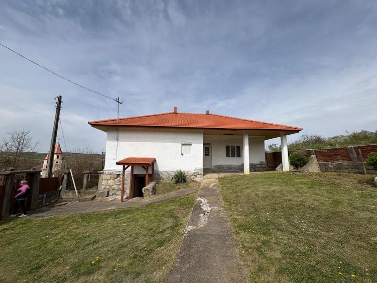 De vanzare casa luminoasa cu 4 camere in Lugasu de Sus - 1