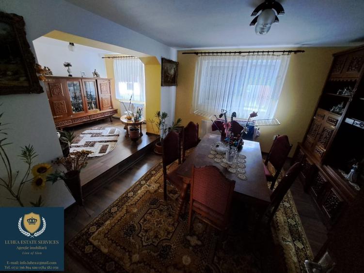 Casă formată din 2 clădiri P+M și P+1 - 5