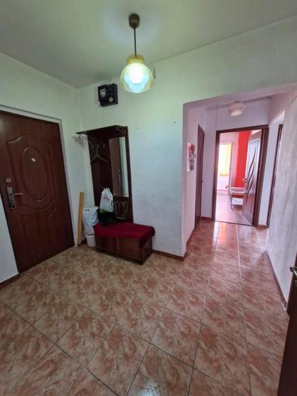 Apartament cu 3 camere decomandat, mobilat în Vitan