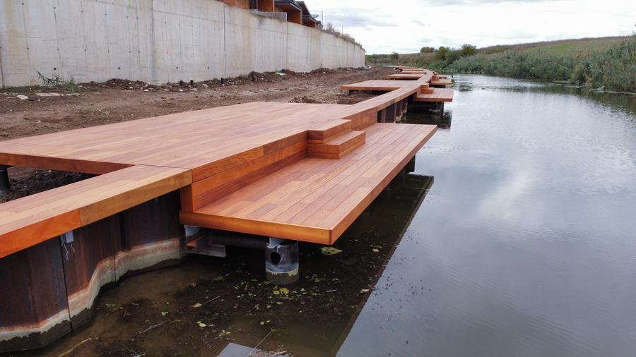 CASA PE MALUL LAUCLUI SNAGOV CU PONTON PRIVAT - 3