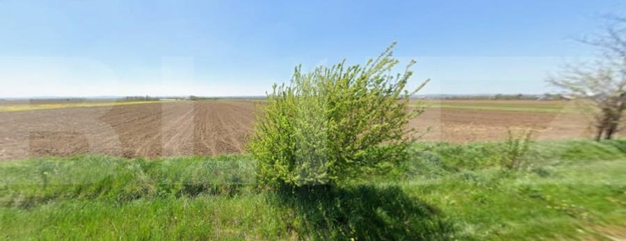 Teren de 6700 mp, în Huțani