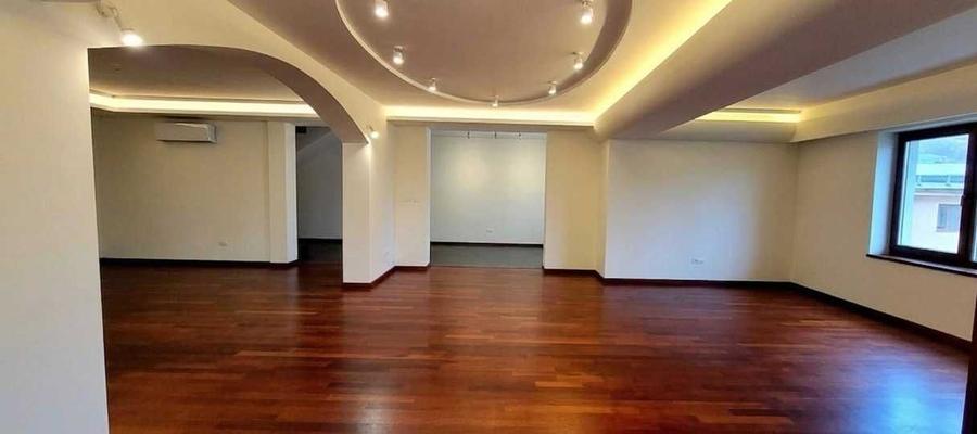 Casă cu 4 camere în Bucium