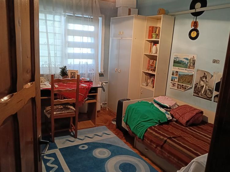 Apartament cu 3 camere decomandat în Craiovița Nouă