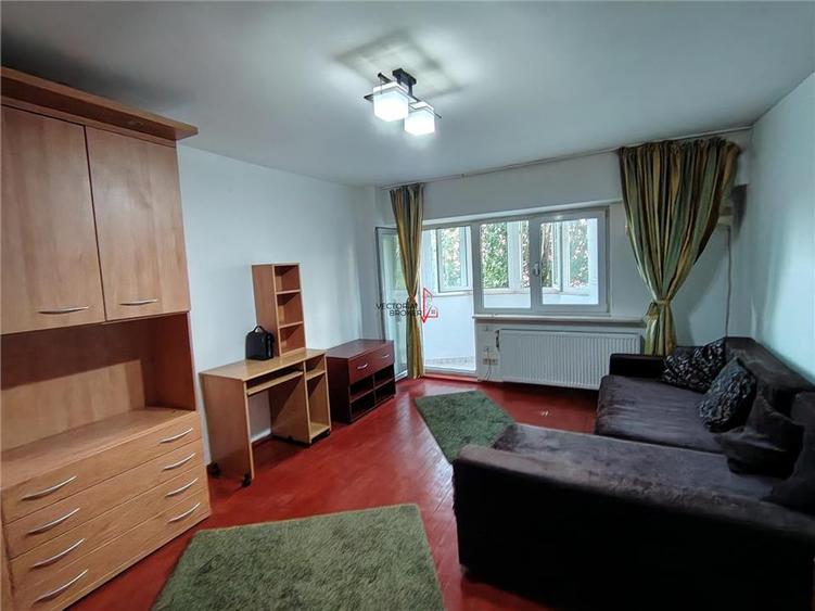 Garsonieră decomandată, mobilată în Decebal