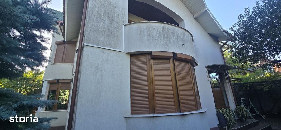 Casă cu 10 camere cu Teren 370 Mp în Nord