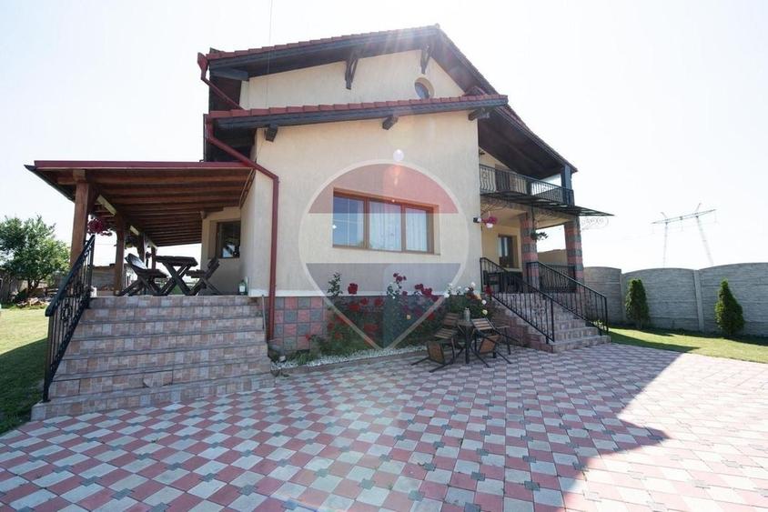 Casă individuală cu 4 camere cu Teren 2389 Mp în Sânpetru