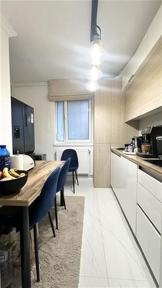 Apartament cu 4 camere semidecomandat, mobilat în Tomis Nord
