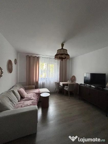 Apartament cu 3 camere semidecomandat în Drumul Găzarului