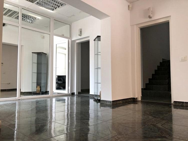 Casă individuală cu 8 camere cu Canalizare în Drumul Taberei