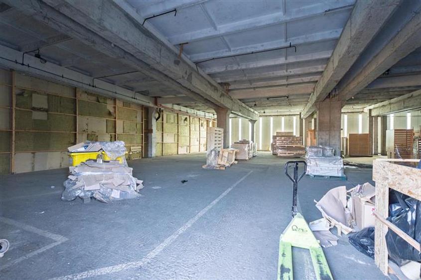 Spațiu comercial, de 2,920 mp, în Periferie