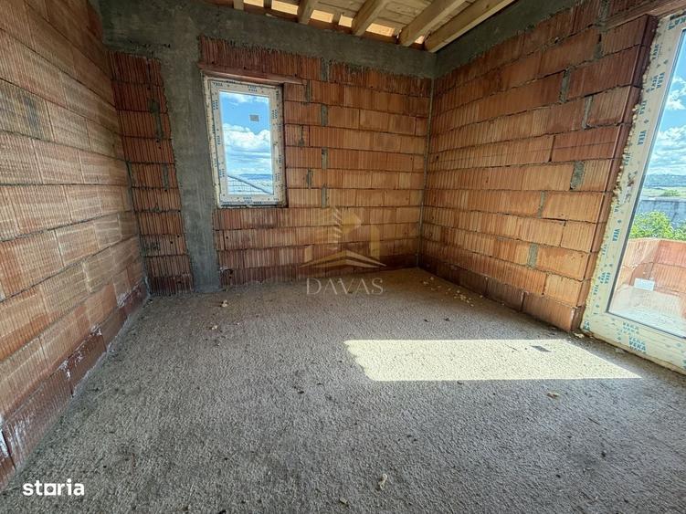 Casă cu 4 camere în Dâmbul Rotund