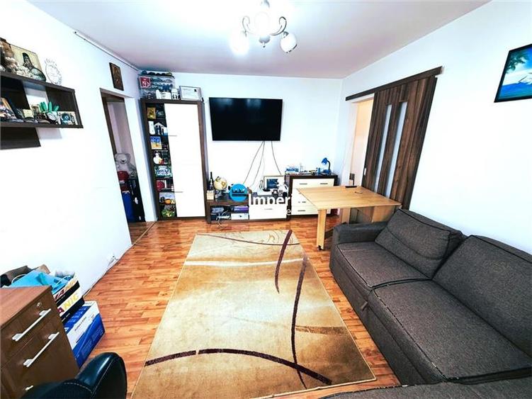 Apartament cu 3 camere semidecomandat în Alexandru cel Bun