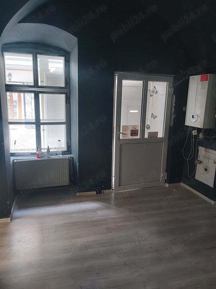 Inchiriez spatiu comercial cca 45 mp ultracentral in Sibiu pe Balcescu in curte cu vad f bun 550 E. - 2