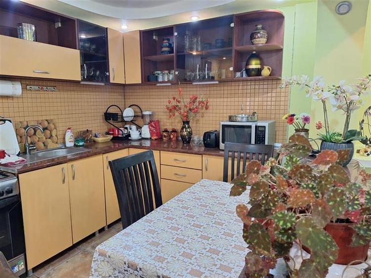 Casa Bartolomeu, pe doua nivele, stil deosebit, curte comuna - 6