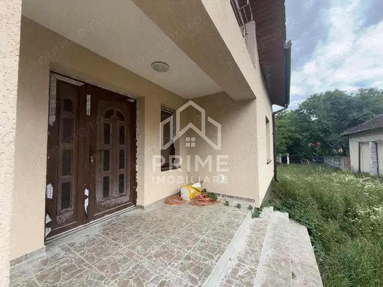 Casa cu 6 camere ?i gradina generoasa de vanzare in Benic - 1