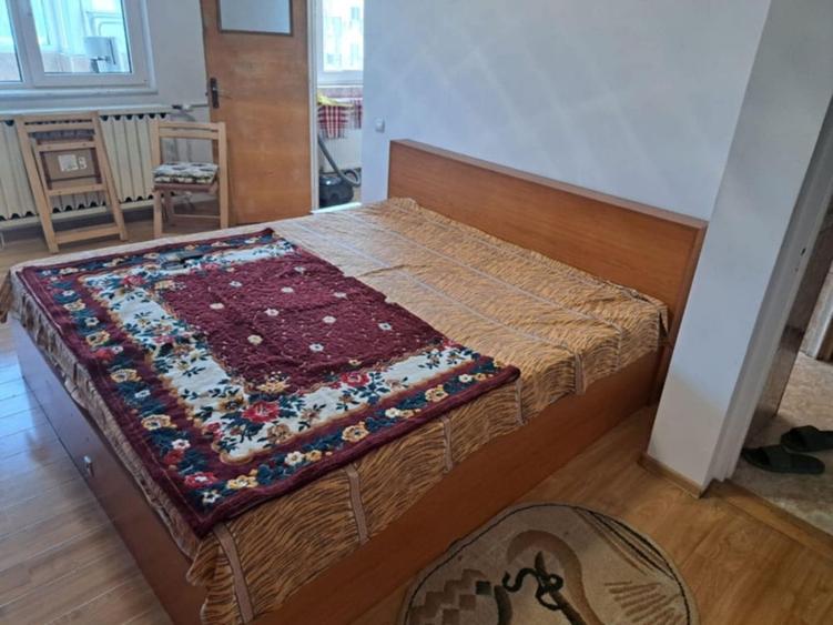 Rahova, parc Sebastian, str. Motoc, bloc din 1990 - 1