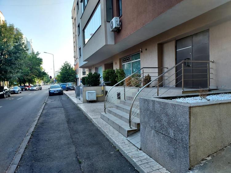 SPATIU COMERCIAL-CLINICA MEDICALA-490 MP,3 INTRARI,IDEAL INVESTITIE,1450000 EURO - 3