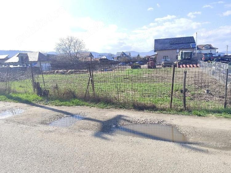 Casa spa?ioasa cu teren inclus ideal pentru construc?ii de 1335 m zona Savine?ti Neam? - 2