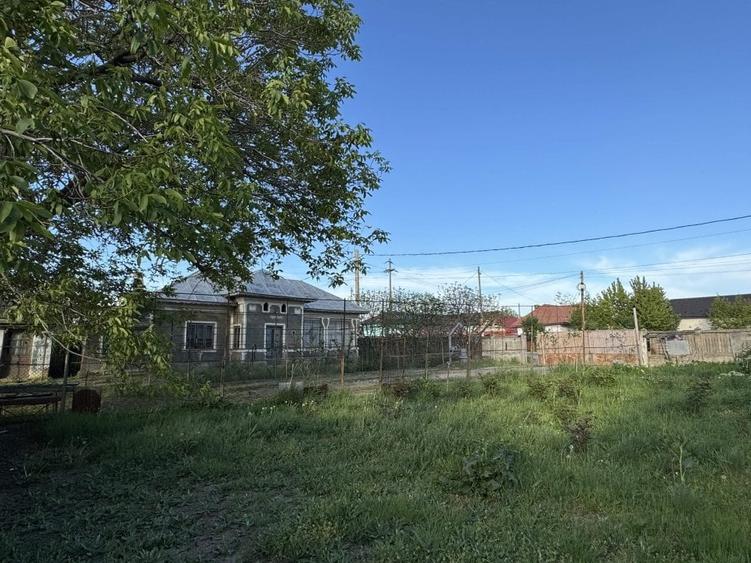 Teren intravilan  3447 mp, cu casa modesta, Desch. 30 m, str. Gr. Alexandrescu - 10