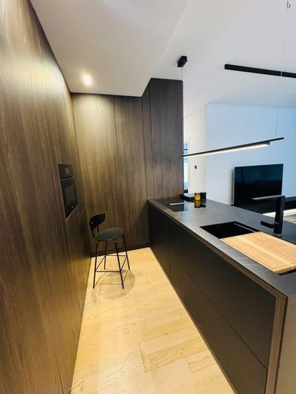 Apartament cu 3 camere semidecomandat, mobilat în P-ța Romană