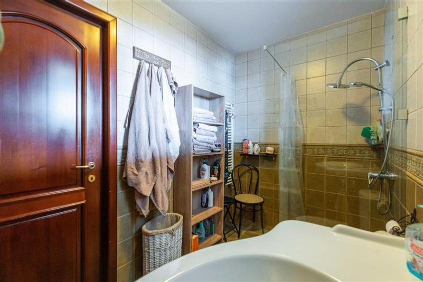 Casă individuală cu 7 camere cu Canalizare în Bucium