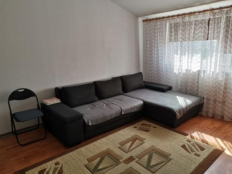 Apartament cu 3 camere semidecomandat în Exterior Vest