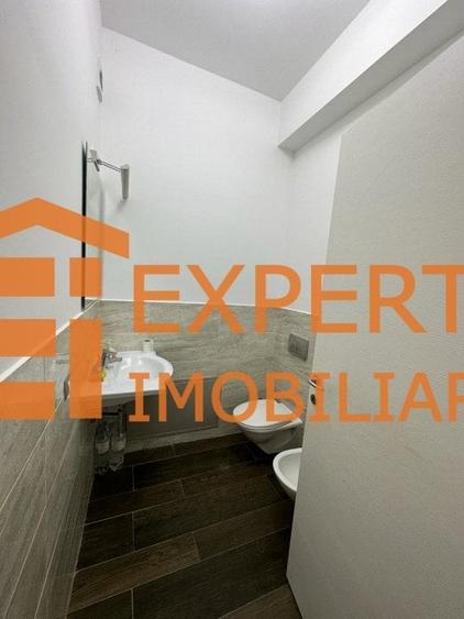 Casă individuală cu 7 camere cu Teren 400 Mp în Faleza Nord