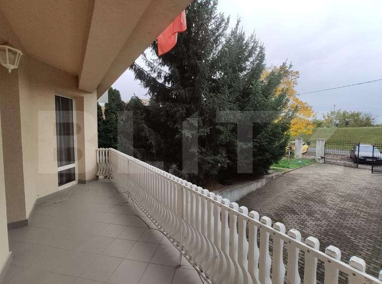 Casă individuală cu 8 camere cu Canalizare în Titulescu
