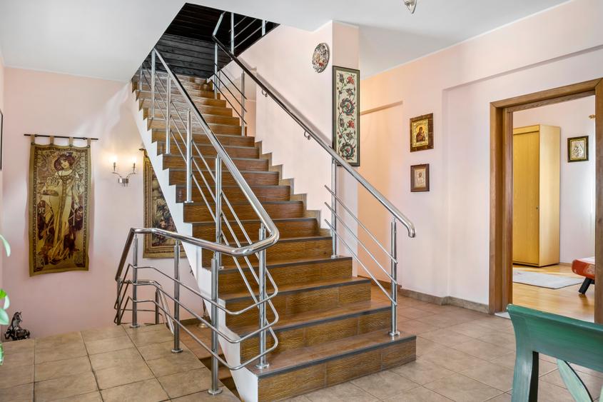 Casă individuală cu 7 camere cu Garaj în Corbeanca