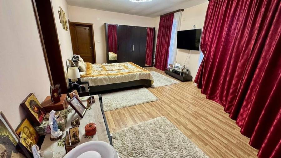 Casă individuală cu 6 camere cu Teren 600 Mp în Central