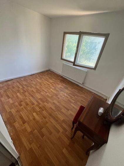 Apartament cu 4 camere decomandat în CET
