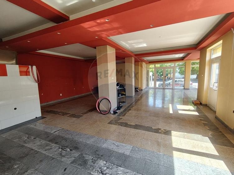 DE ÎNCHIRIAT – Spațiu comercial generos P+2 în zonă Centrală - 4