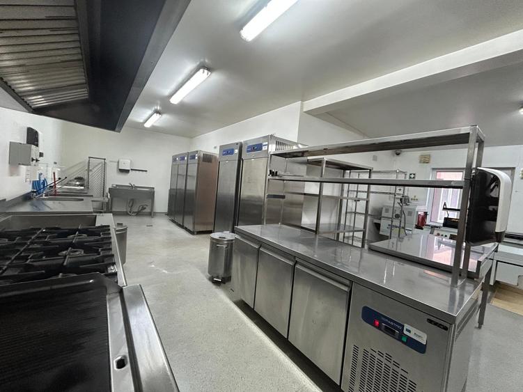 Spațiu autorizat alimentație publică, 75 mp, complet utilat, zona Autogara Beta - 4