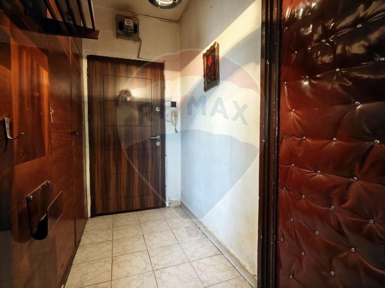 Apartament cu 2 camere  nerenovat, de vânzare în zona 1 Mai - 4