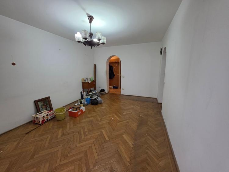 Titan, 10 minute metrou Costin Georgian, la piata Minis,  2 grupuri sanitare - 10