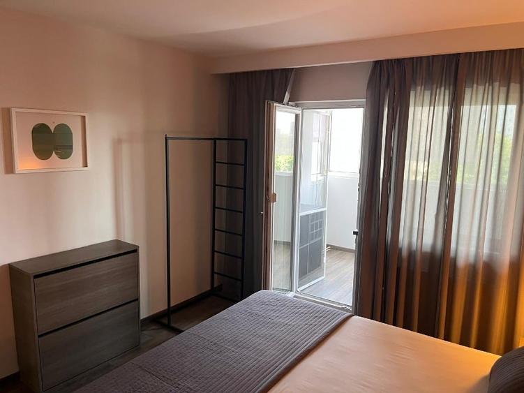 Apartament cu 4 camere decomandat, mobilat în Titan